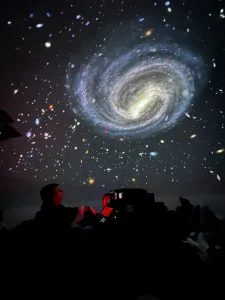 Photographie d'une animation du planétarium itinérant