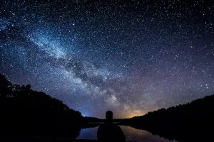 Photo d'un ciel étoilé lors d'une nuit d'observation astronomique