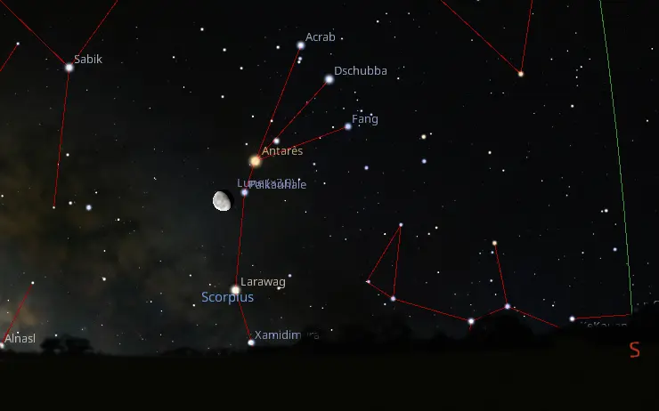 une belle rencontre entre la Lune en forme gibbeuse et l'étoile Antares du Scorpion dans la direction du Sud